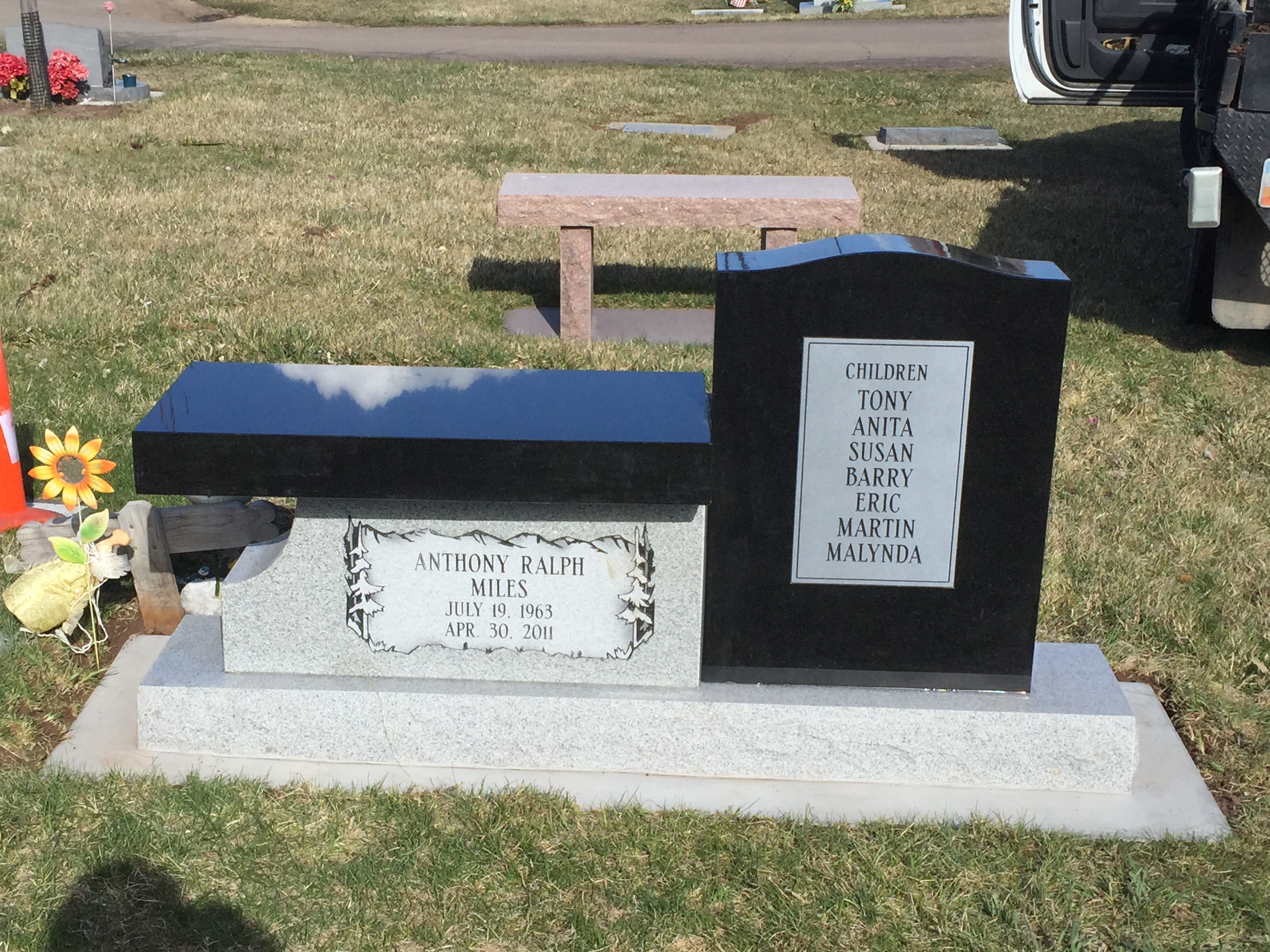 Custom 2 tone pedistal bench – Nu-Art Memorial